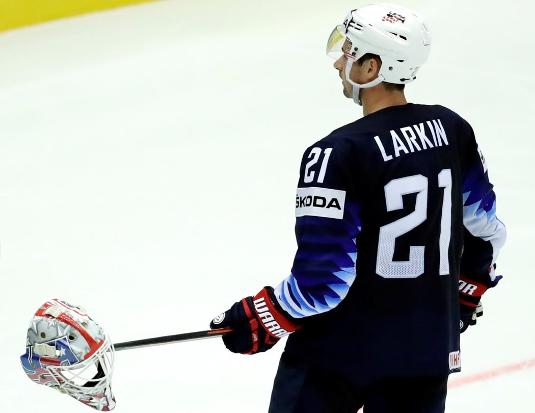 Američan Dylan Larkin zvedl brankářskou helmu svého kolegy