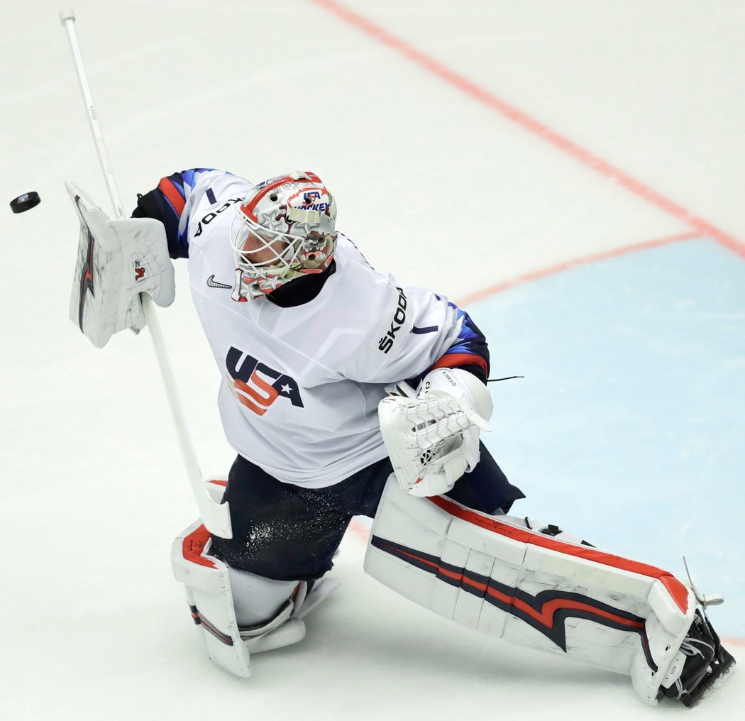 Americký brankář Keith Kinkaid likviduje střelu soupeře