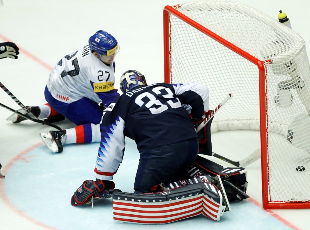 Jihokorejský reprezentant překonává amerického brankáře Scotta Darlinga