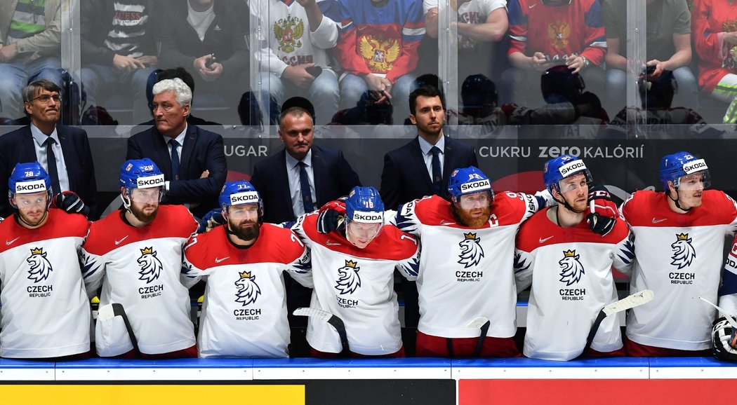 Typický rituál českým hokejistům v rozhodující chvíli k vítězství nad Ruskem nepomohl