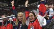 Rychlobruslařky Nikola Zdráhalová a Martina Sáblíková fandily na mistrovství světa v hokeji českému týmu proti Itálii