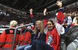 Rychlobruslařky Nikola Zdráhalová a Martina Sáblíková fandily na mistrovství světa v hokeji českému týmu proti Itálii