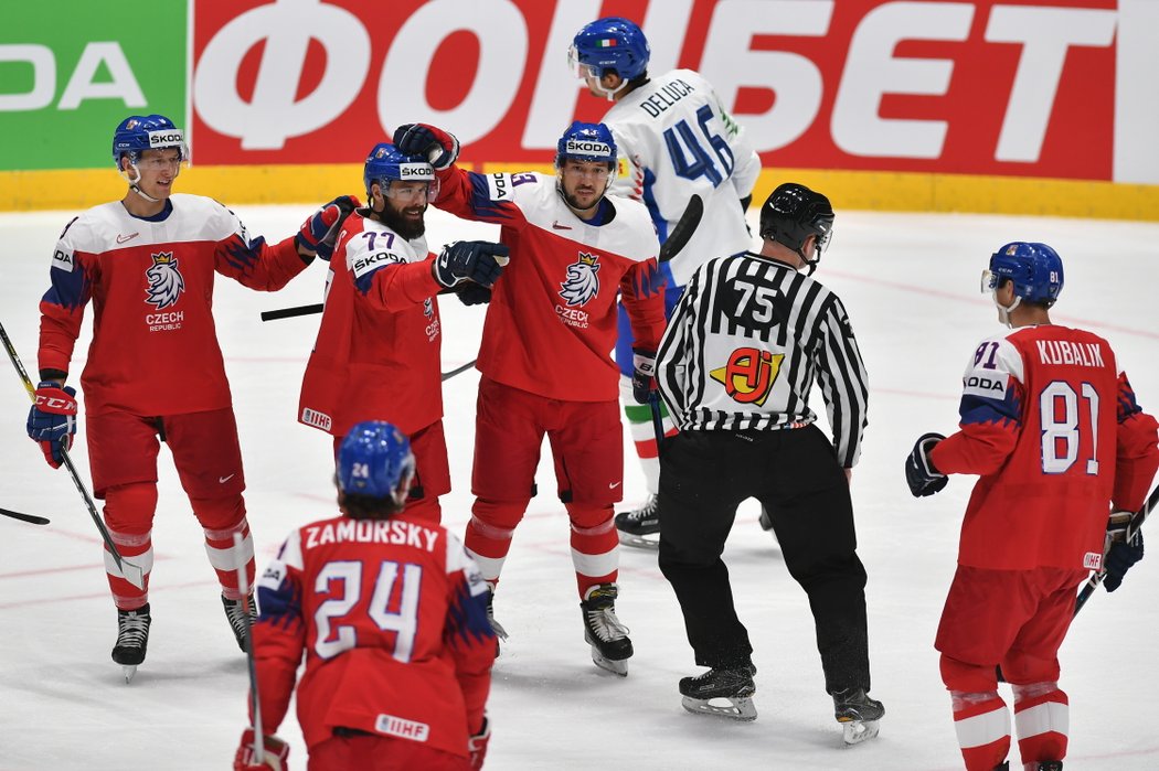 Čeští hokejisté se radují z úvodní branky Milana Gulaše do sítě Itálie