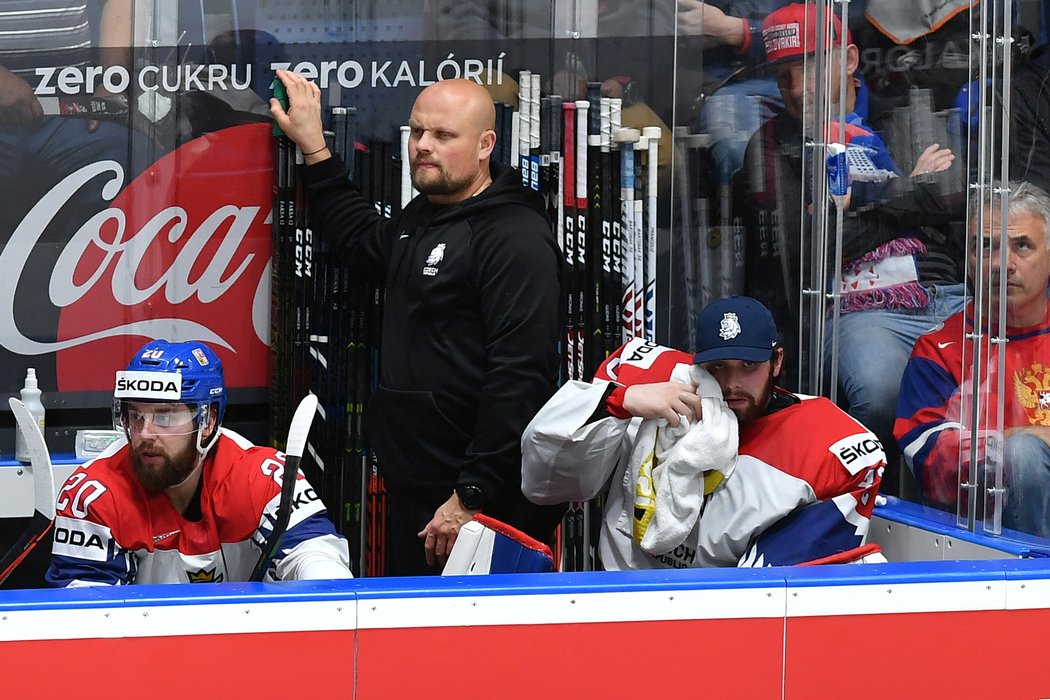 Patrik Bartošák (vpravo) na lavičce národního týmu na MS po střídání v semifinále s Kanadou... Uprostřed Zdeněk Šmíd, vlevo Hynek Zohorna.