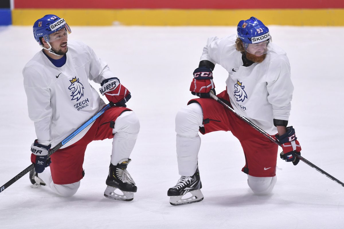 Jan Kovář (vlevo) a Jakub Voráček se protahují při rozbruslení před semifinále MS s Kanadou.