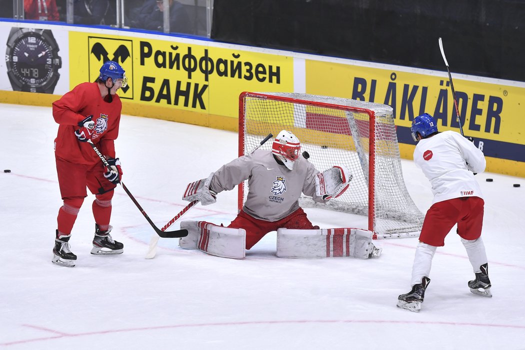 Brankář Šimon Hrubec v akci při rozbruslení před semifinále MS s Kanadou (MS 2019)