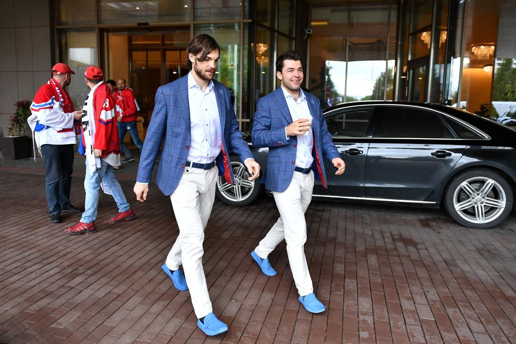 Útočníci z české elitní lajny Michael Frolík a Dominik Simon odchází z hotelu na stadion před čtvrtfinále s Německem