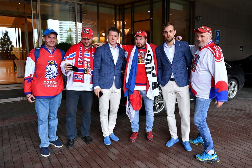 Čeští reprezentanti Ondřej Palát a Jan Rutta se vyfotili s fanoušky při cestě na zimní stadion