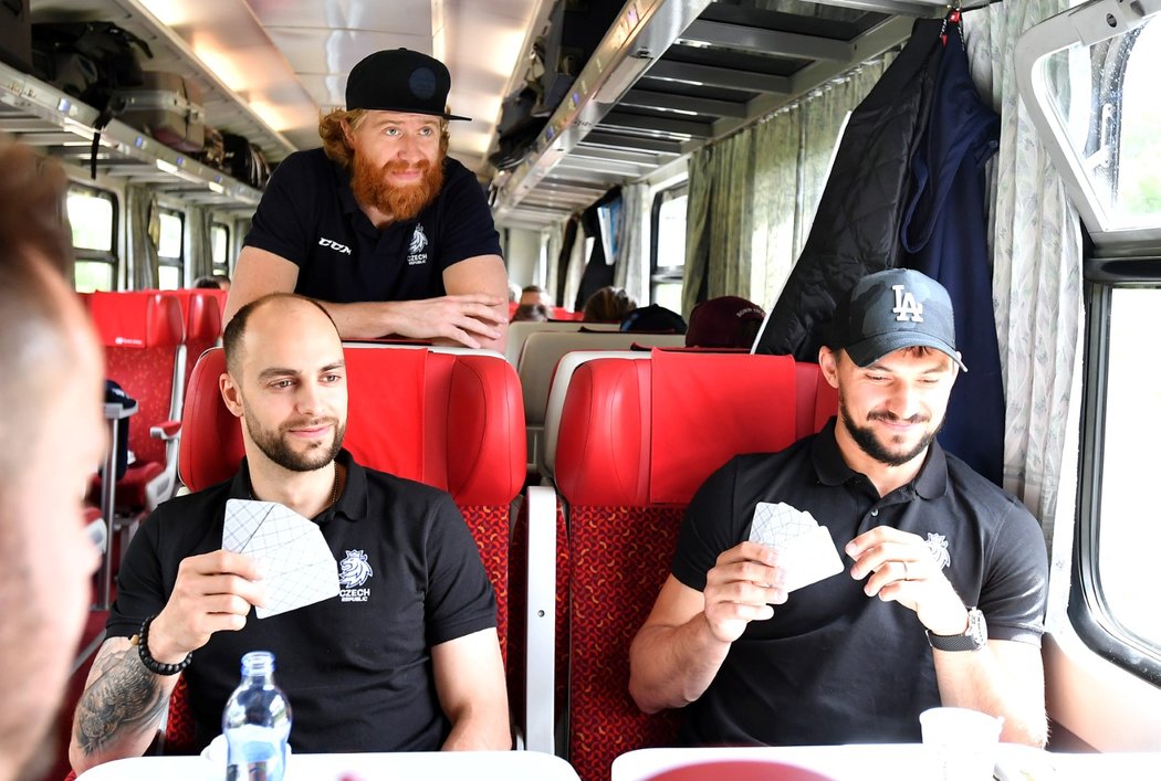Jakub Voráček sleduje parťáky Robina Hanzla s Jakubem Kovářem, jak ve vlaku hrají karty