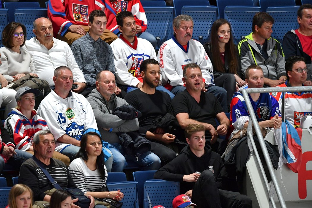 Bývalý reprezentační brankář Ondřej Pavelec (uprostřed) se přišel podívat na český tým na šampionátu v Bratislavě, kde před osmi lety vychytal národnímu mužstvu bronz