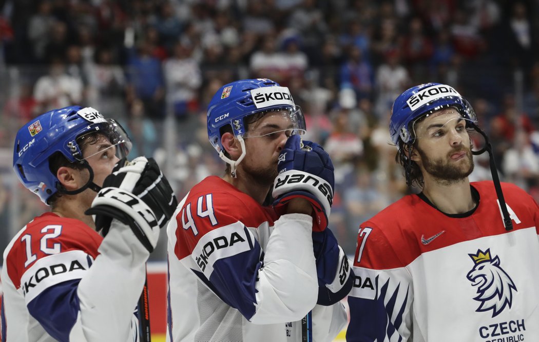 Zklamaní čeští hokejisté po porážce v zápase o třetí místo na MS v hokeji 2019
