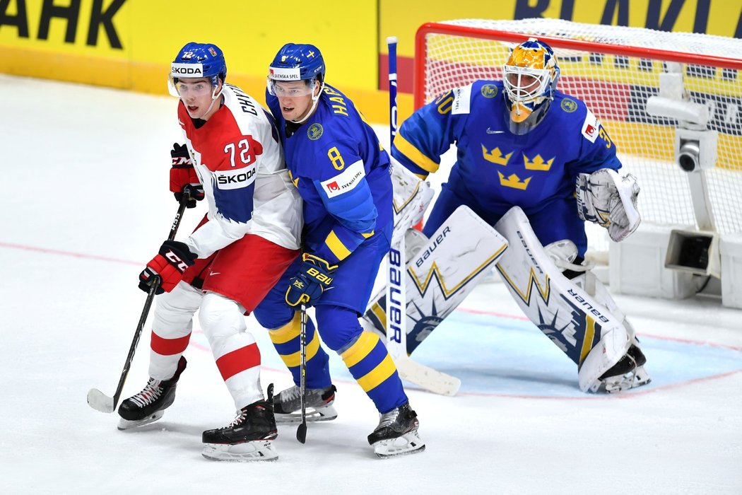 Český útočník Filip chytil cloní ve výhledu Henrikovi Lundqvistovi, svému parťákovi z New York Rangers