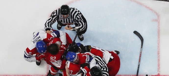 Šarvátka v podání českých a švýcarských hokejistů po ataku soupeře na brankáře Bartošáka