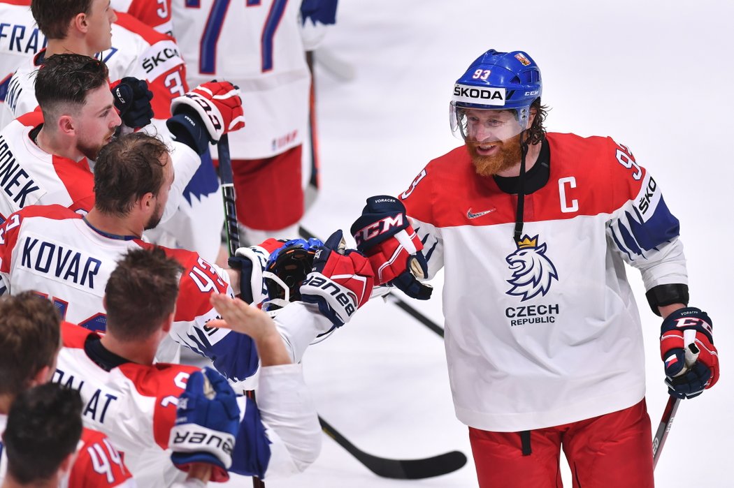 Kapitán Jakub Voráček se raduje s českými hokejisty po výhře nad Švýcarskem na závěr skupiny B MS v hokeji