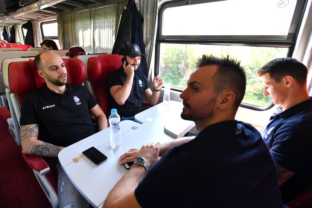 Robin Hanzl a Jakub Kovář při cestě vlakem do Bratislavy