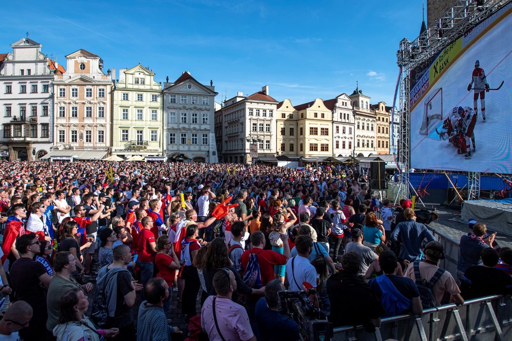 Značně zaplněné Staroměstské náměstí vidělo prohru českých hokejistů v duelu o bronz