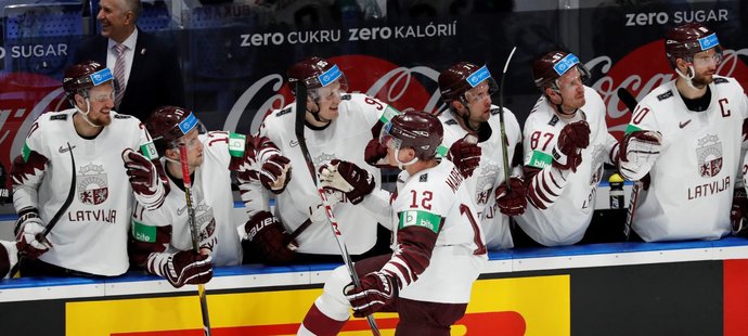 Lotyšský reprezentant Rihards Marenis oslavuje se spoluhráči vstřelený gól