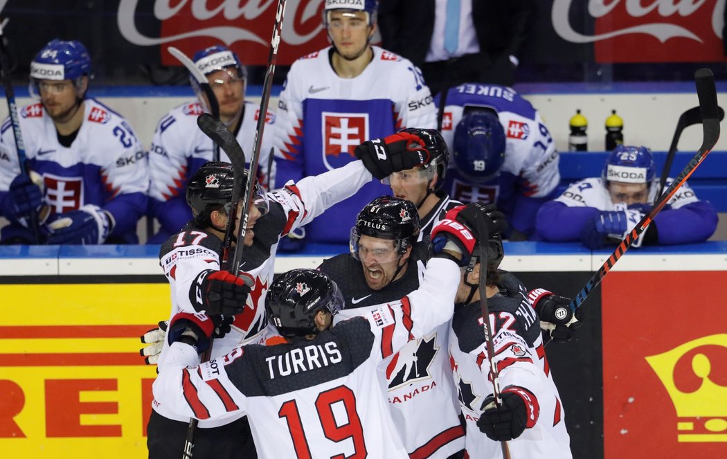 Kanadští hokejisté se radují z vítězné trefy nad Slovenskem, se kterým se pustili do divoké přestřelky. O vítězství rozhodl dvě vteřiny před koncem třetí třetiny útočník Mark Stone