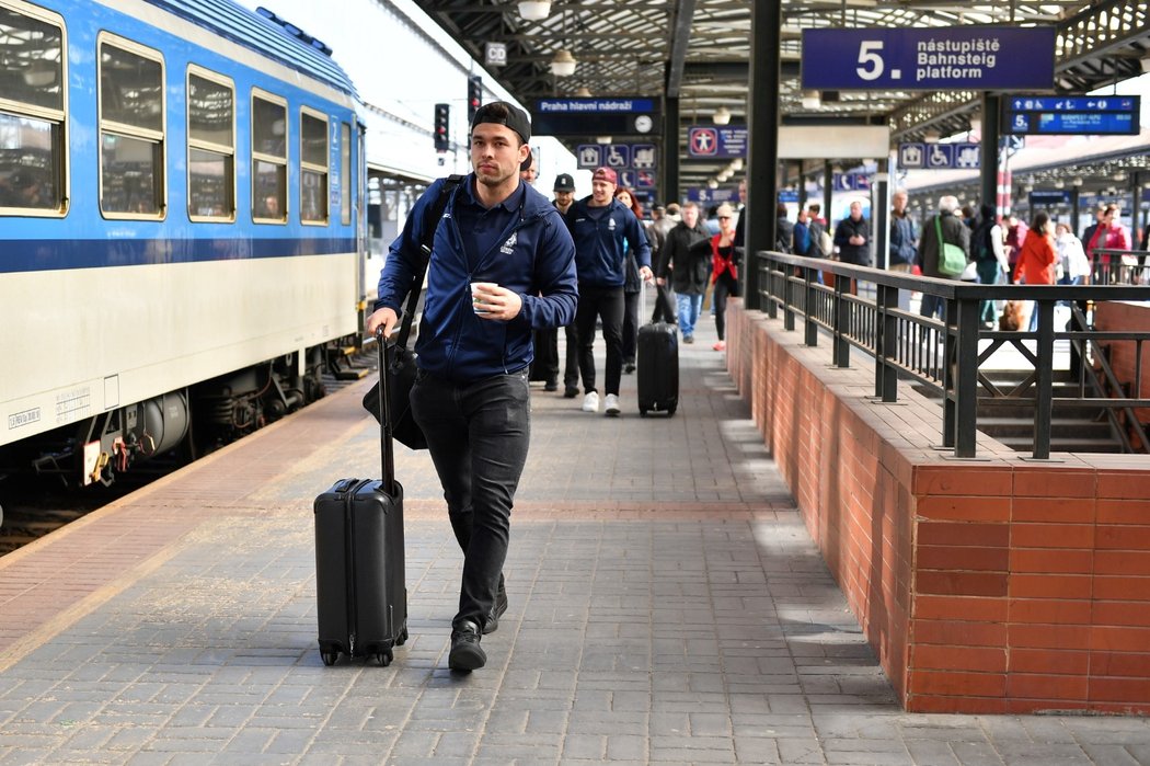 Dominik Simon na hlavním nádraží v Praze před odjezdem na MS v hokeji na Slovensko