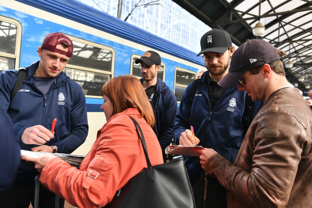 Čeští hokejisté se podepisují fanouškům před odjezdem na mistrovství světa