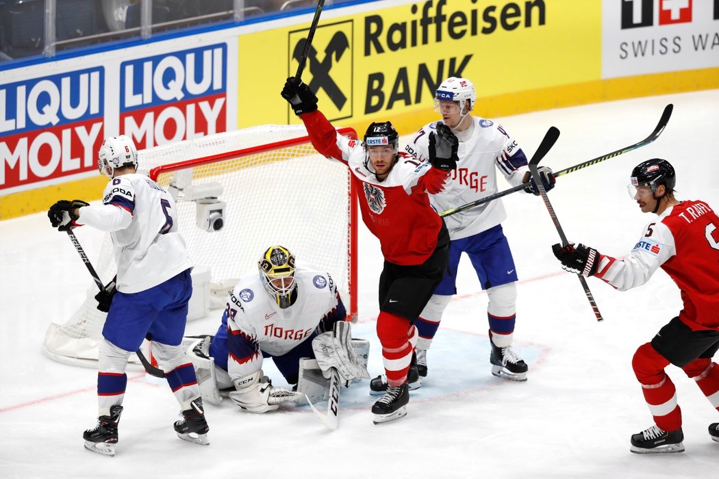 Rakouský reprezentant Peter Schneider se raduje z gólu, který vstřelil Norům