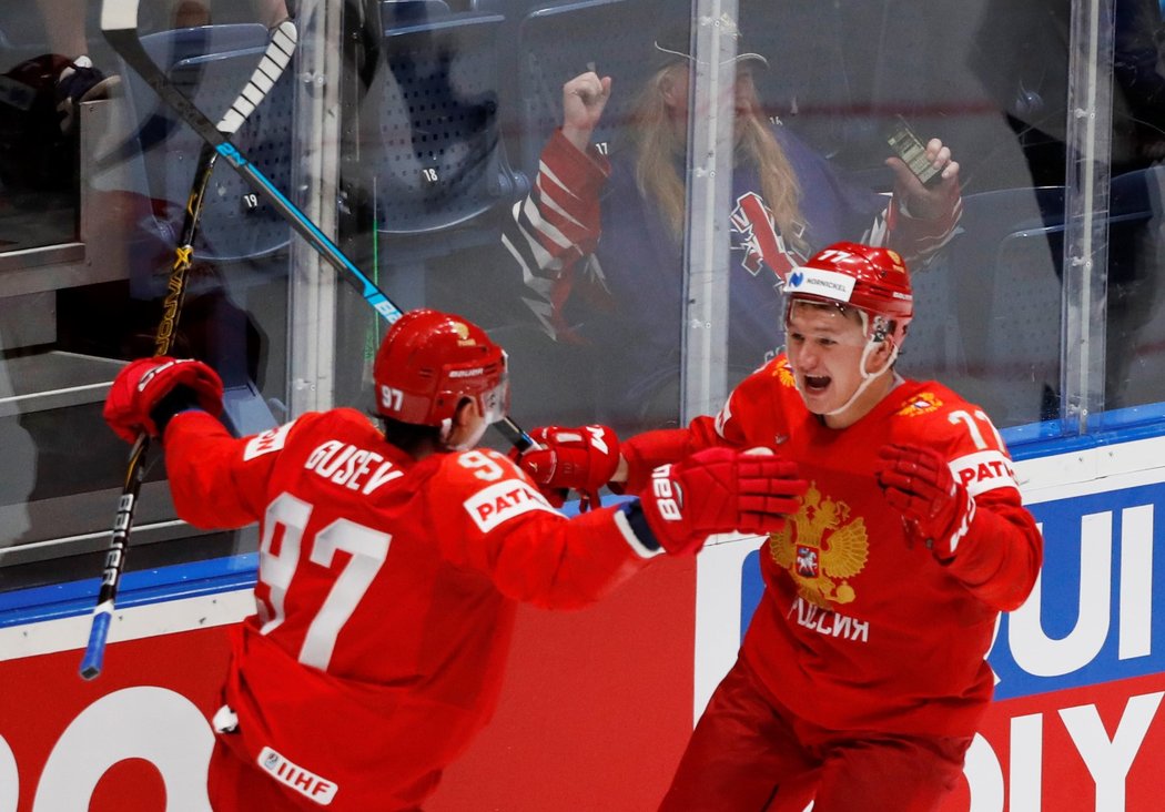 Ruští útočníci Nikita Gusev a Kirill Kaprizov oslavují vstřelenou branku