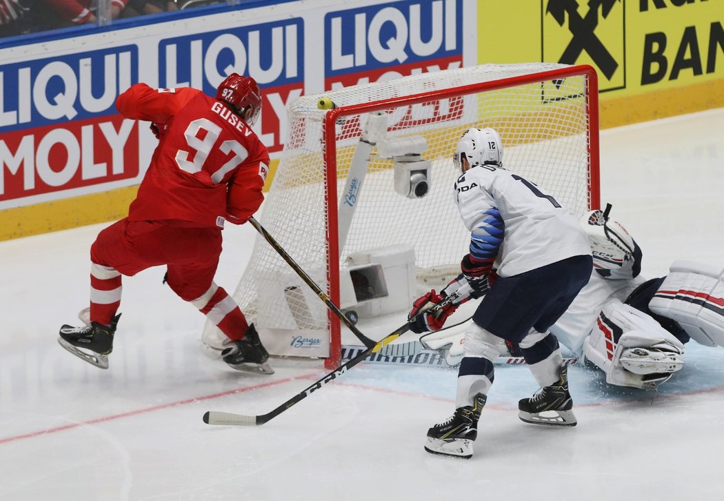 Nikita Gusev překonává gólmana USA Coryho Schneidera