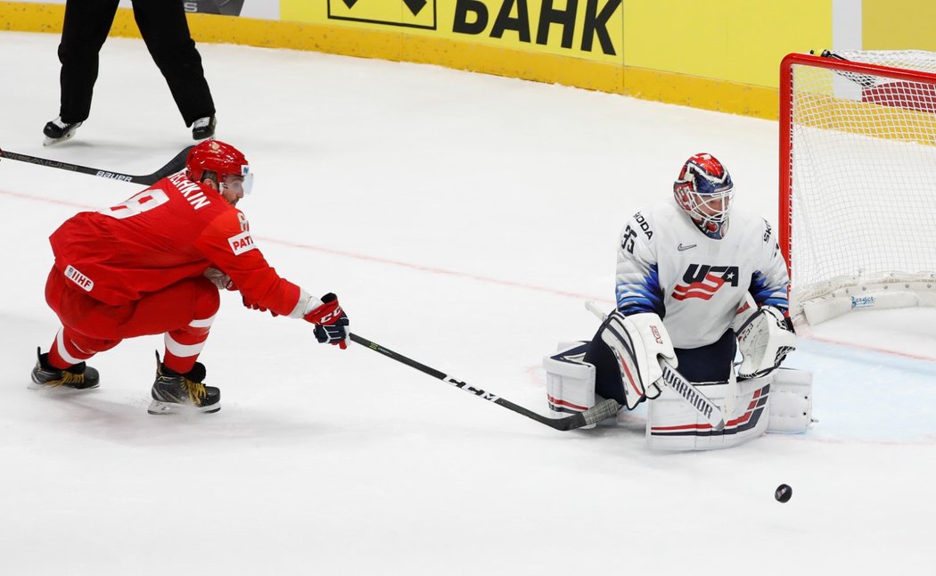 Alexandr Ovečkin útočí na americkou branku gólmana Coryho Schneidera