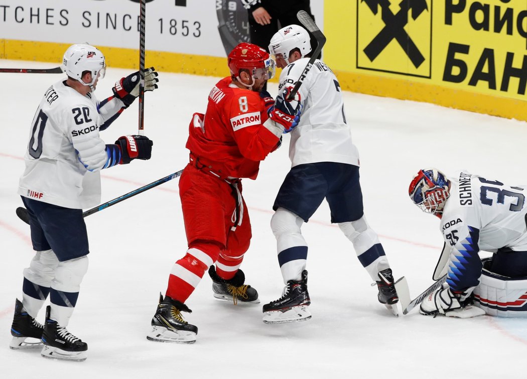 Americký bek Zach Werenski v potyčce s Alexandrem Ovečkinem