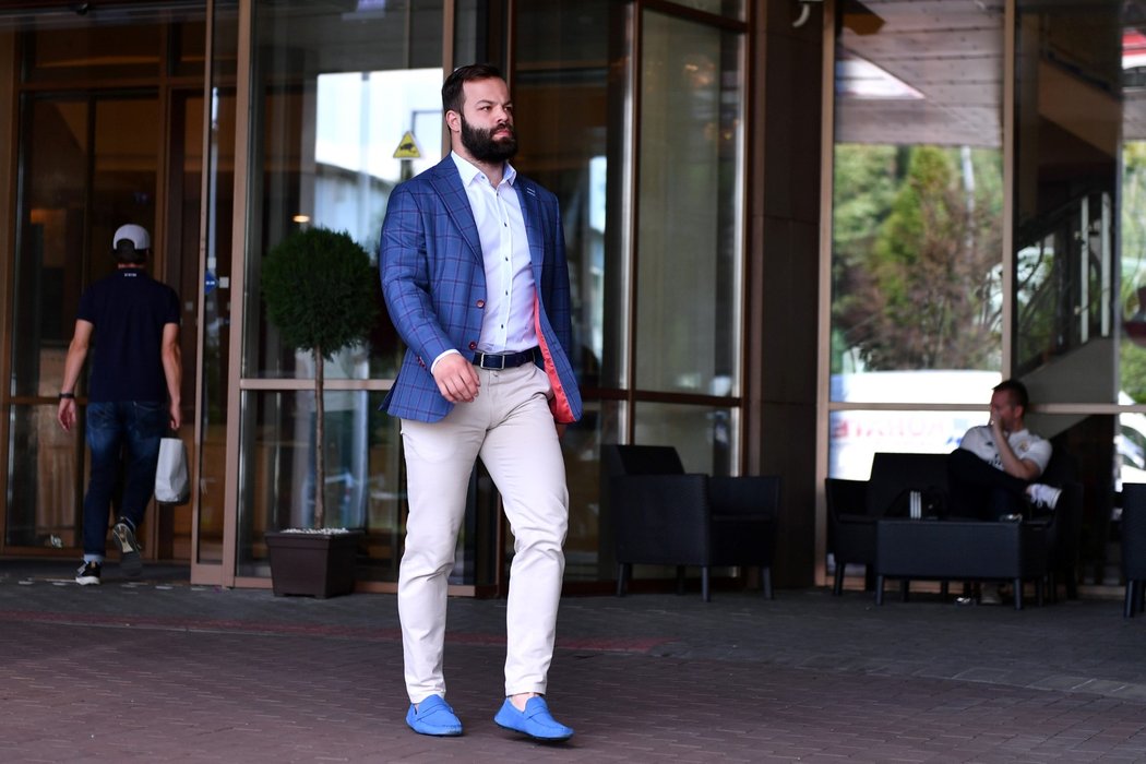 Český reprezentační bourák Radko Gudas míří z hotelu na zimní stadion, kde se utká s Kanadou o finále