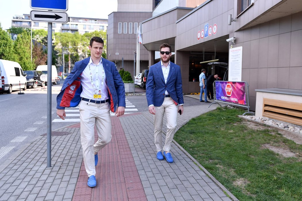 Čeští reprezentanti Dominik Kubalík (vlevo) a Pavel Francouz odchází z hotelu směr Zimní stadion Ondreje Nepely