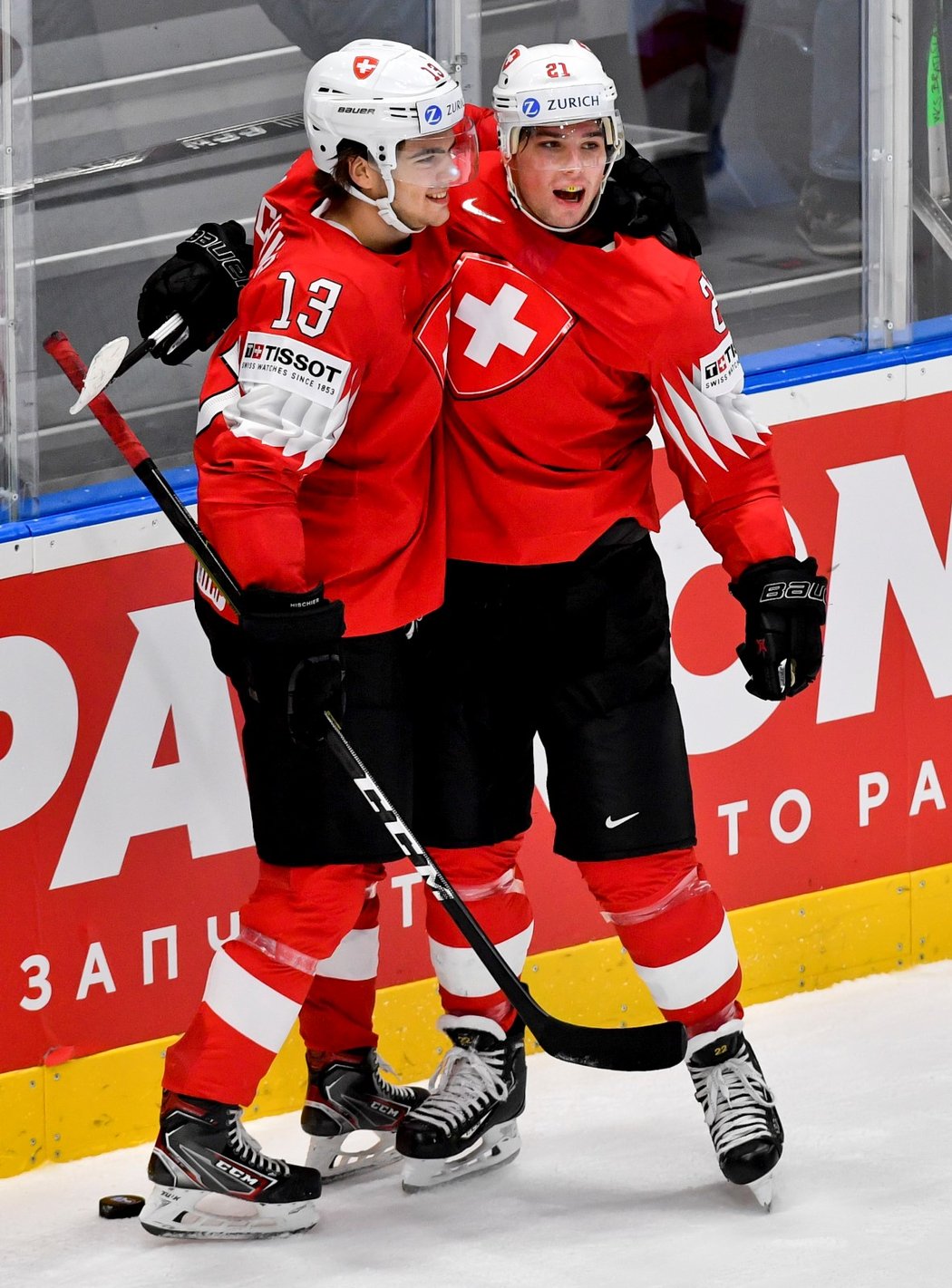 Švýcaři Nico Hischier (vlevo) a Kevin Fiala se radují z gólu