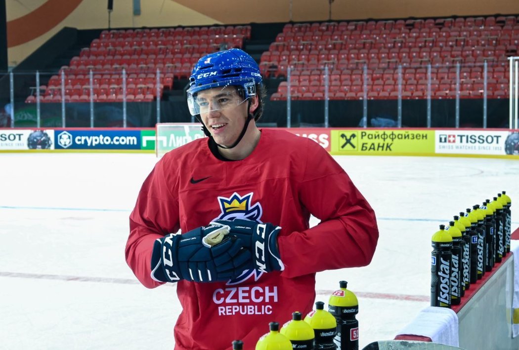 Český obránce Libor Hájek během prvního tréninku hokejové reprezentace v Lotyšsku