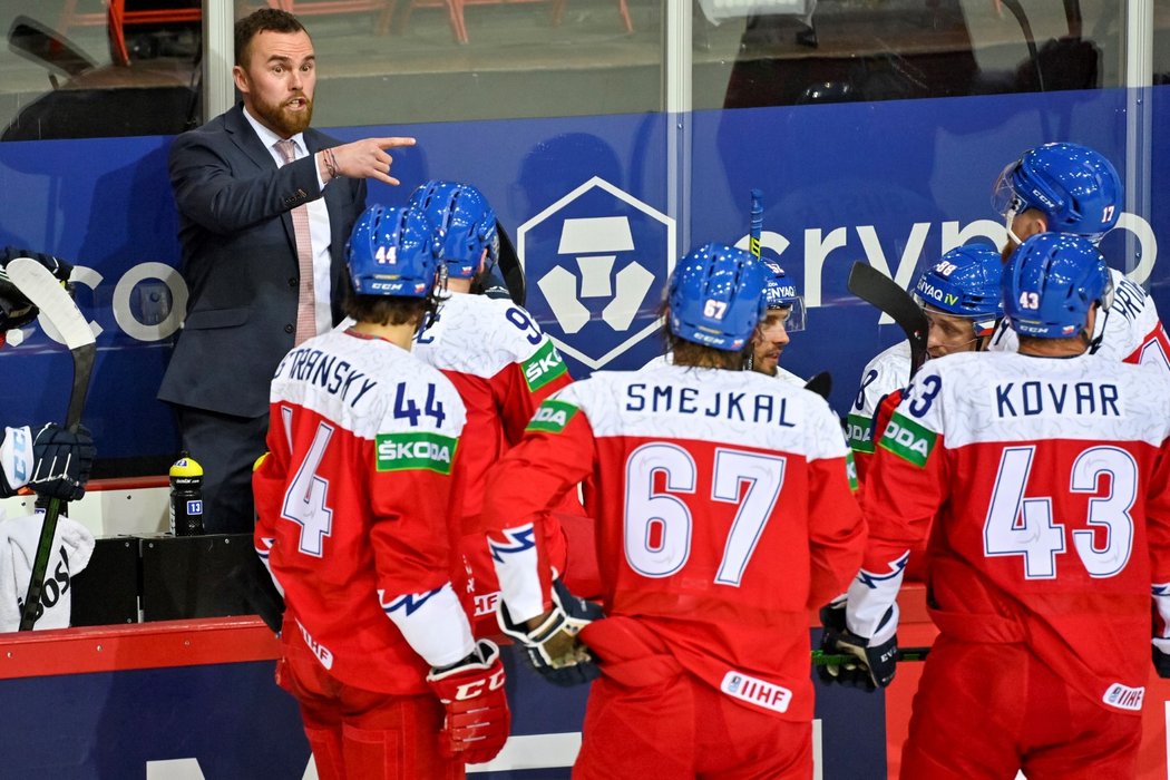 Trenér hokejové reprezentace Filip Pešán na střídačce domlouvá svým svěřencům