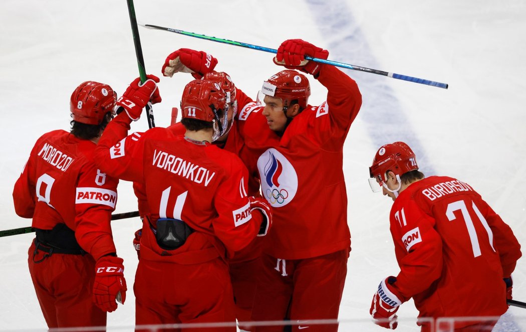 Ruští hokejisté se radují z gólu Antona Burdasova