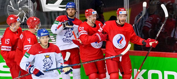 Ruský útočník Michal Grigorenko (vpravo) oslavuje vítězný gól nad Českem