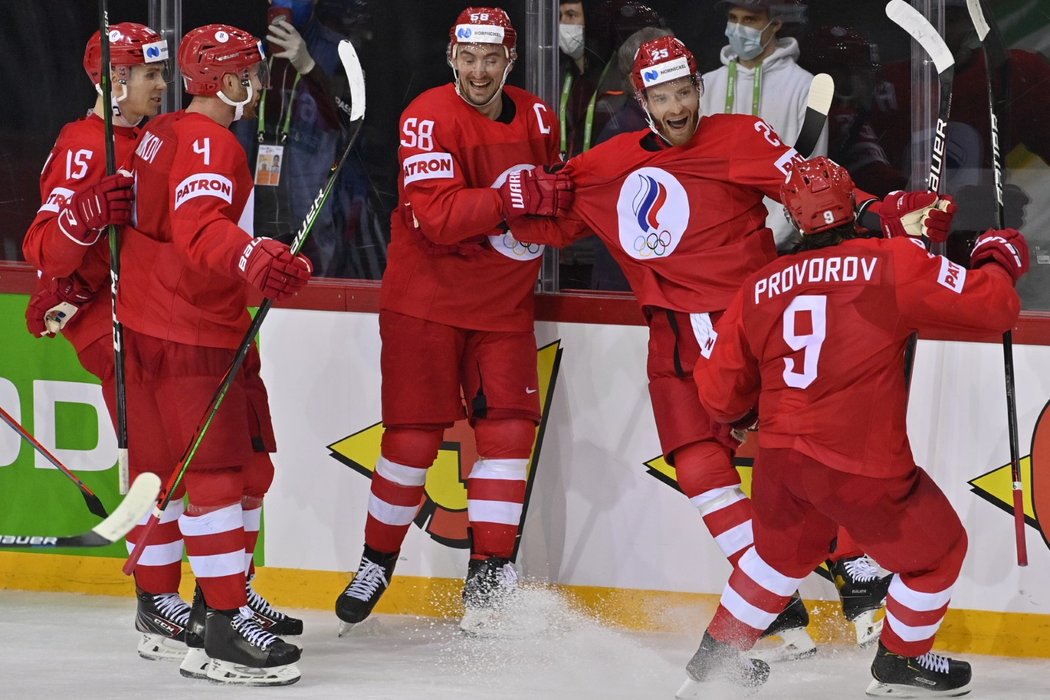 Ruští hokejisté se radují z vítězného gólu útočníka Michaila Grigorenka (druhý zprava)