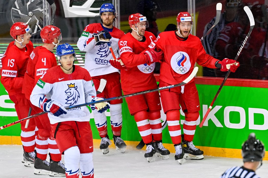 Ruský útočník Michal Grigorenko (vpravo) oslavuje vítězný gól nad Českem