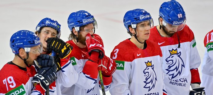 Čeští hokejisté smutní po úvodní porážce na mistrovství světa v Rize