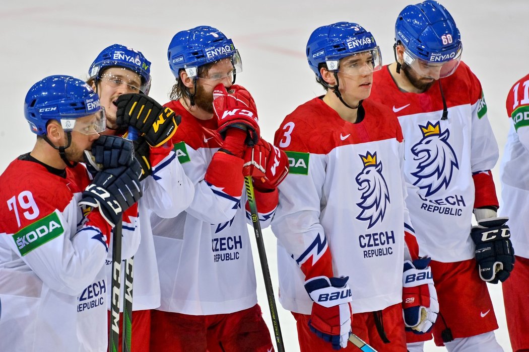 Čeští hokejisté smutní po úvodní porážce na mistrovství světa v Rize