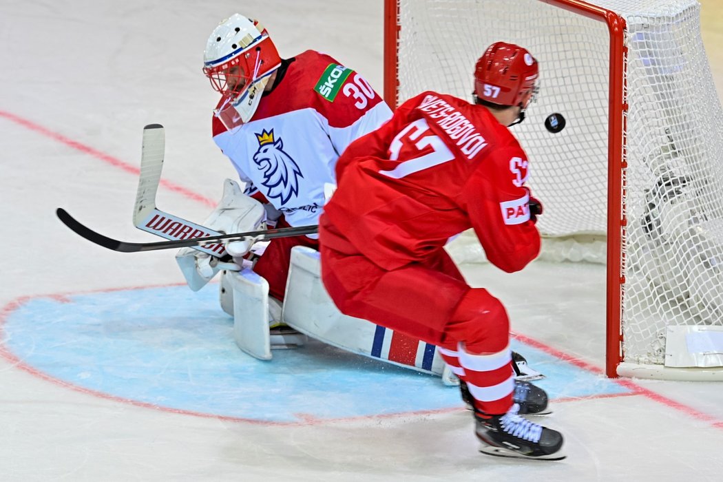 Rus Arťom Švec-Rogojov překonává českou jedničku Šimona Hrubce v oslabení