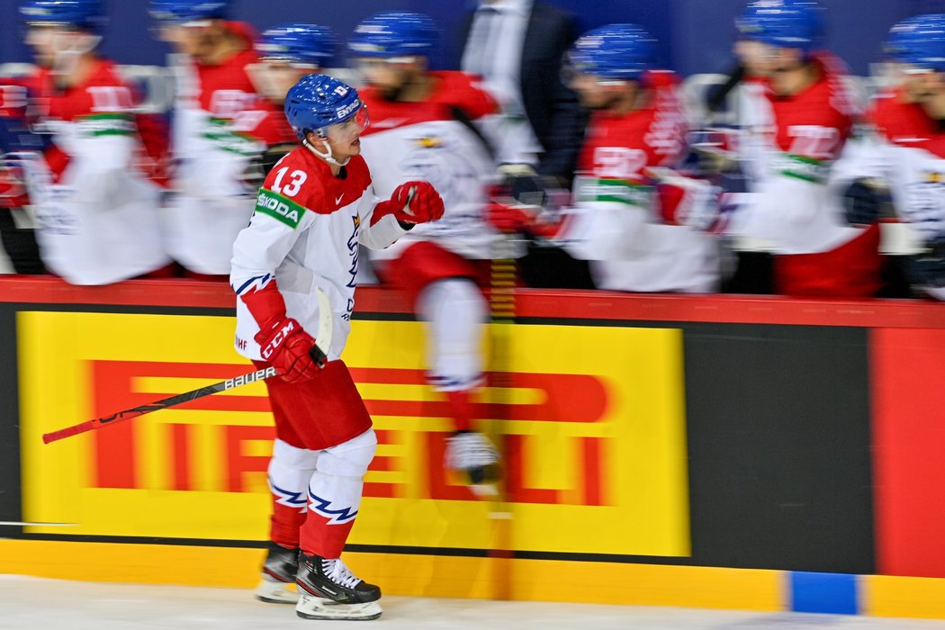 Český střelec Jakub Vrána se raduje z gólu v utkání proti Rusům