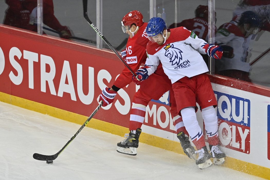 Český útočník Filip Zadina v souboji s ruským obrem Nikitou Zadorovem