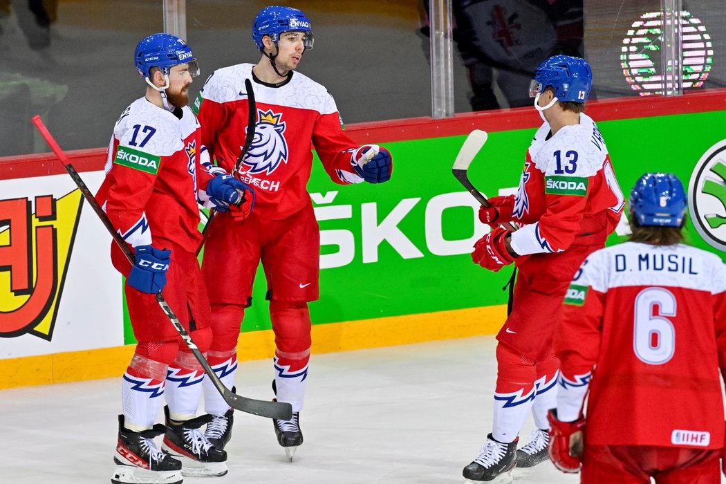Čeští hokejisté se radují z gólu útočníka Filipa Chytila (uprostřed)