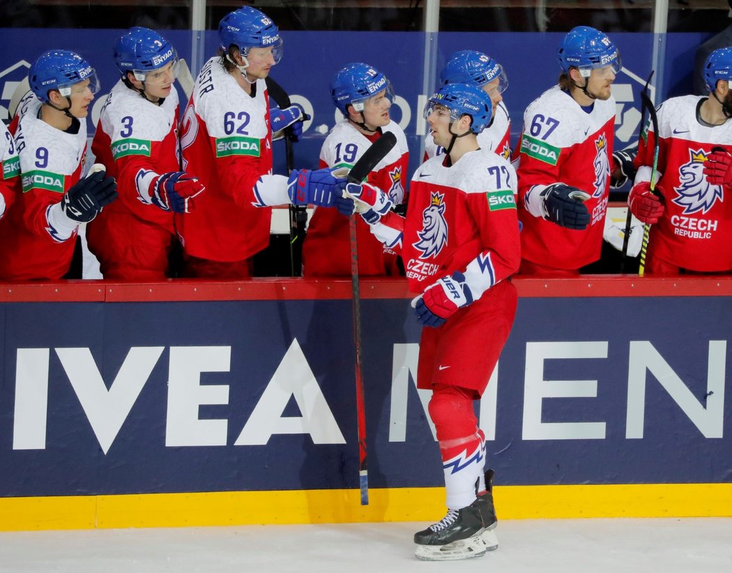 Český útočník Filip Chytil oslavuje se spoluhráči vstřelený gól