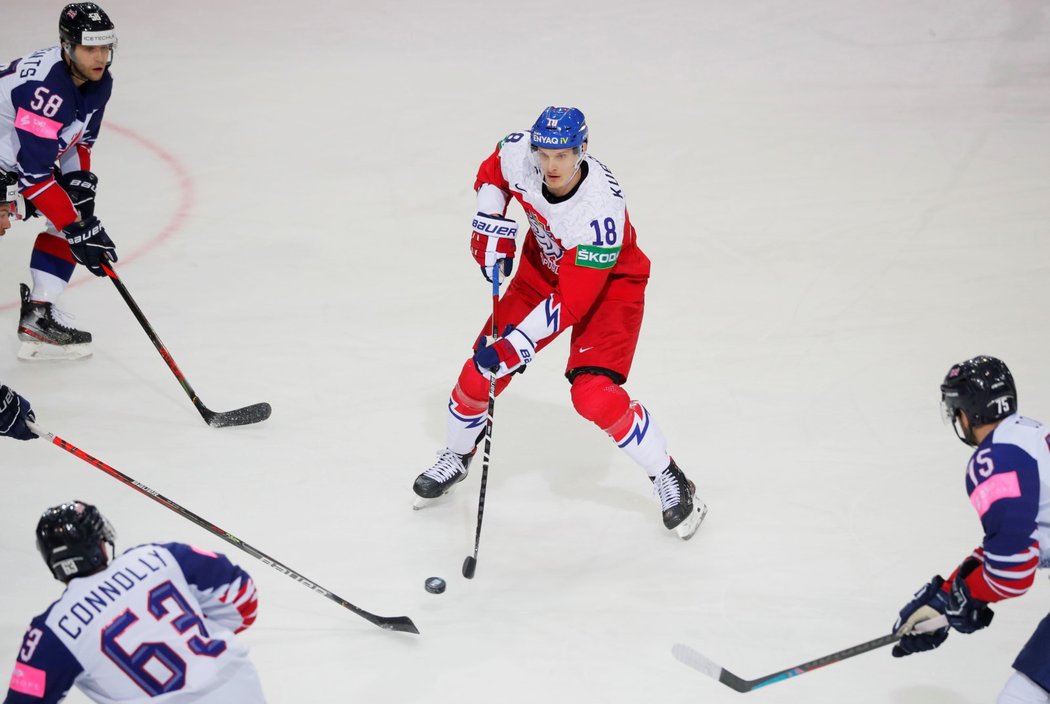 Český střelec Dominik Kubalík v duelu s Velkou Británií