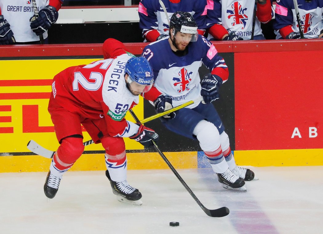 Český útočník Michael Špaček v duelu s britským soupeřem Mikem Hammondem