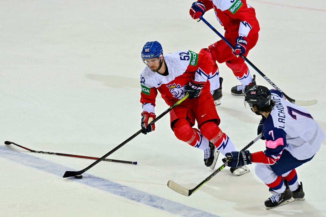 Český útočník Michael Špaček u puku v duelu s Velkou Británií