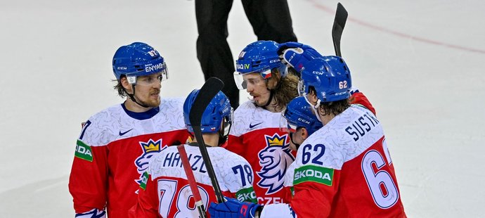 Čeští hokejisté se radují ze vstřelené branky obránce Libora Šuláka (uprostřed)