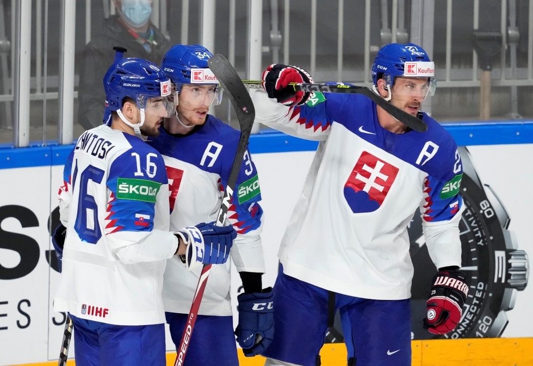 Slovenští hokejisté se radují ze vstřelené branky